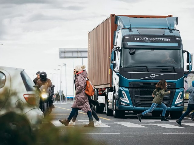 2048x1045-truck-wating-by-pedestrian-crossing