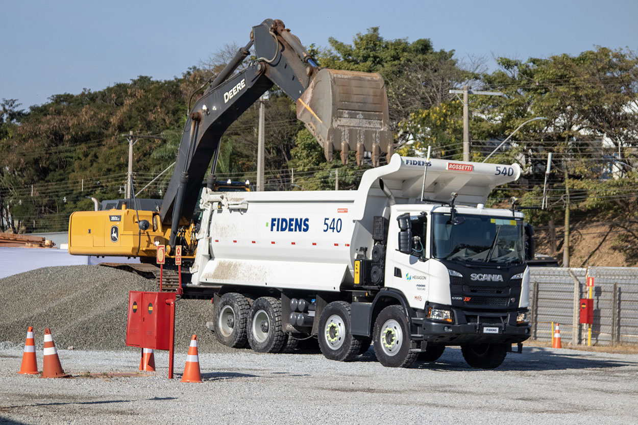 Scania, Fidens y Hexagon presentan el primer camión 8x4 teleoperado en Brasil