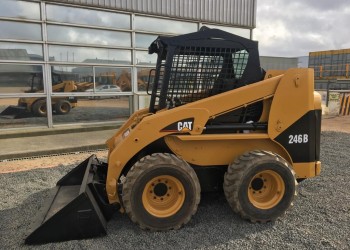 Minicargador CAT 246. Motor 3034T, 75HP, Capacidad de carga 900Kg