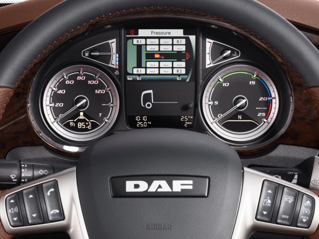 42-2017-New-DAF-XF-Exclusive-Line-Interior