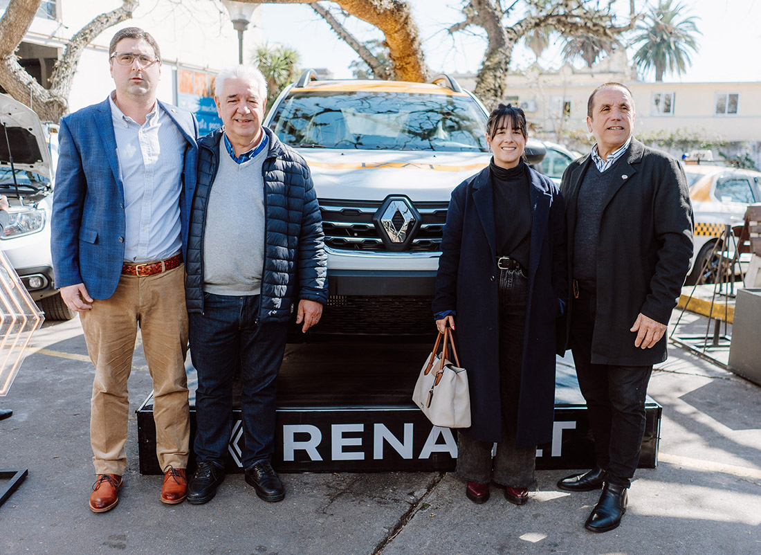 Renault firma acuerdo con Gremial Única del Taxi para la compra de 100 vehículos Duster