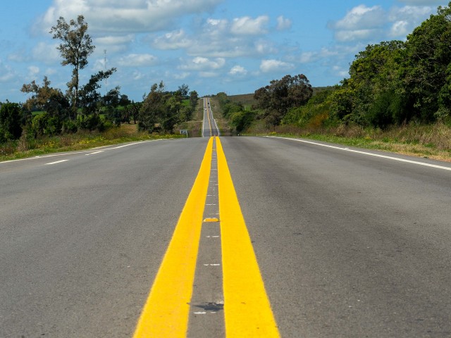 Intervención de 40 kilómetros de la ruta n.° 21, en Colonia, comprende terceras vías para tránsito pesado, y cementado y mezcla asfáltica en las banquinas