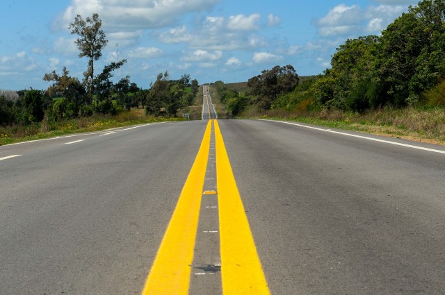 Intervención de 40 kilómetros de la ruta n.° 21, en Colonia, comprende terceras vías para tránsito pesado, y cementado y mezcla asfáltica en las banquinas