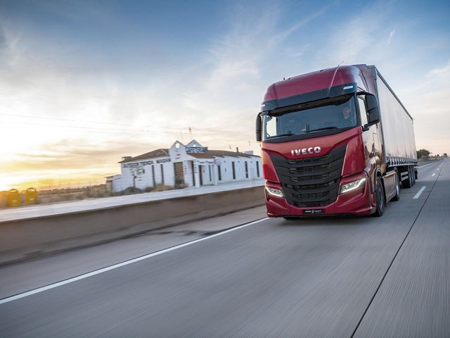 IVECO lanza el nuevo IVECO S-WAY: el camión para el transporte de larga distancia, 100% conectado y centrado en el conductor