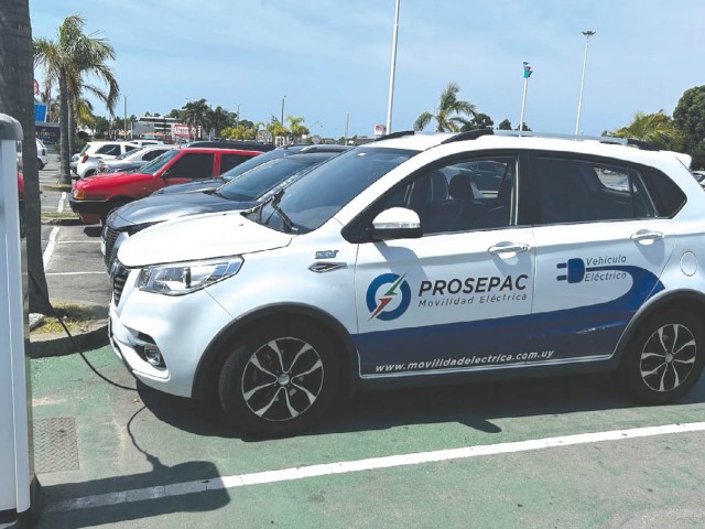 Juan Zorrilla, Director de PROSEPAC: “Un kilómetro en un auto a combustión cuesta 20 veces más que en un eléctrico”