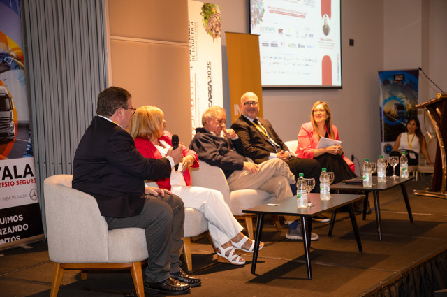 FORO PROTRANSPORTE: Montevideo como puerto de tránsito regional: hidrovía, costos y cooperación para no perder competitividad FORO PROTRANSPORTE: Montevideo como puerto de tránsito regional: hidrovía, costos y cooperación para no perder competitividad