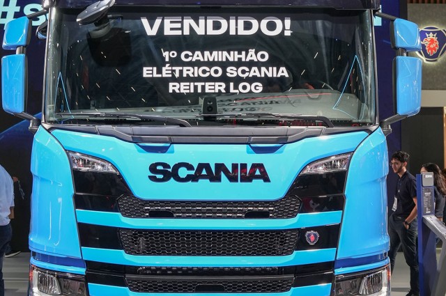 Scania consolida éxito en Fenatran 2024 con la venta del primer camión eléctrico