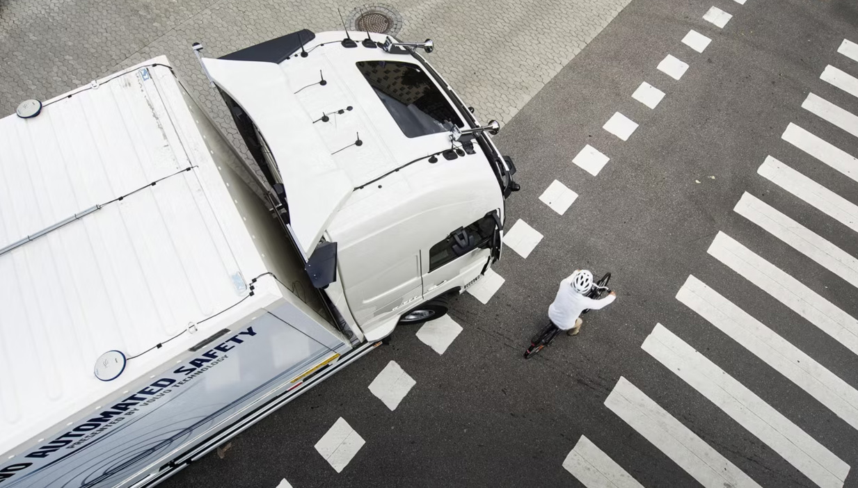 Volvo Trucks lanza sistemas de seguridad de nueva generación para proteger a peatones y ciclistas